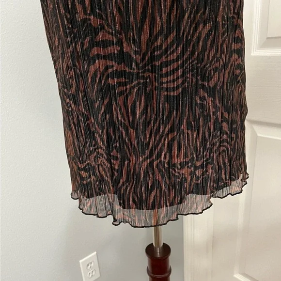 Adrianna Papell pleated Mesh
Sleeveless Blouse. - Picture 5 of 6